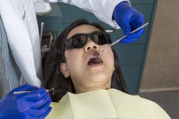 Dentist working on mature woman — Stock Photo, Image