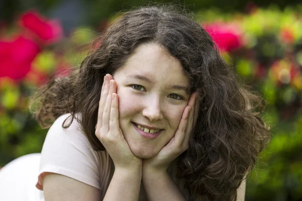 Jeune fille se détendre en plein air le beau jour — Photo