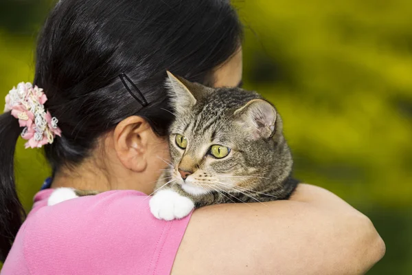Matue woman holding her Family Cat — Stock Photo, Image