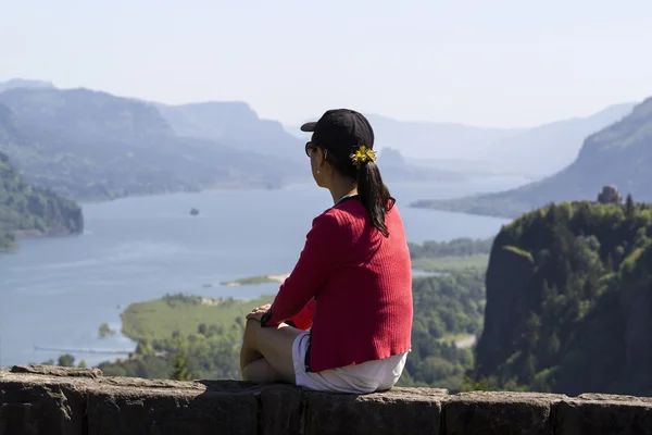 Mujer madura viendo el desfiladero del río Columbia desde lo alto —  Fotos de Stock