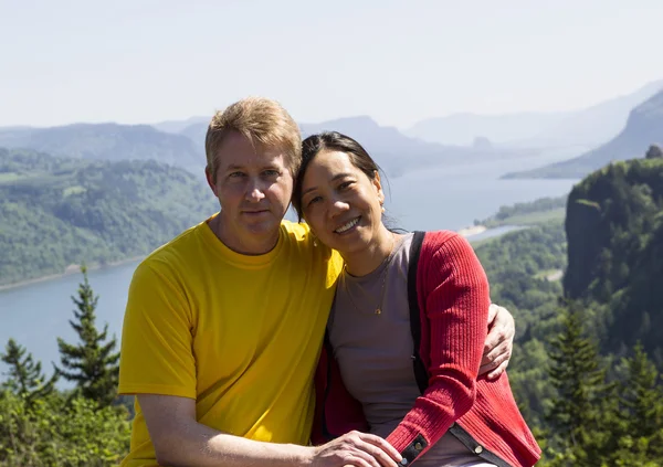 Gelukkige volwassen Sex tussen verschillendre rassen paar op reis — Stockfoto