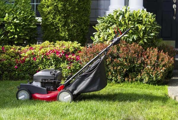 Cortacésped viejo en el patio delantero listo para el trabajo — Foto de Stock