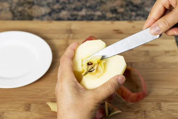 Удаление ямы из Apple с помощью ножа — стоковое фото