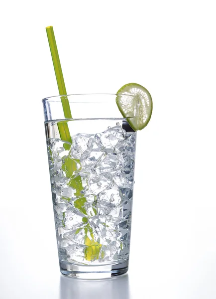 Vaso de agua con cubitos de hielo listo para beber — Foto de Stock