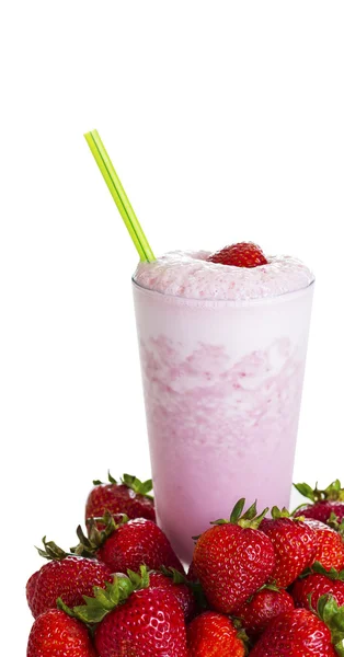 Milkshake fraise fraîchement fait sur blanc — Photo