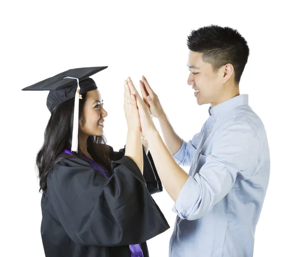 Jovem casal adulto expressando felicidade após a formatura — Fotografia de Stock