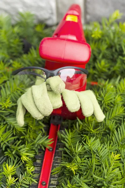 Hulpmiddelen en veiligheidsapparatuur klaar voor werf werk in de tuin — Stockfoto