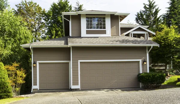 Amerikaans huis met drie auto garage — Stockfoto