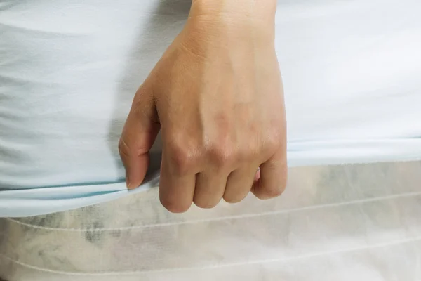 Женщина застилает постель руками — стоковое фото