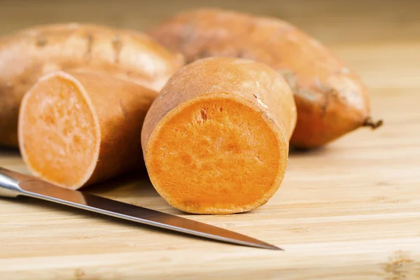 Yam gesneden op natuurlijke bamboe snijplank met mes — Stockfoto