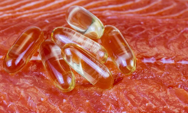 Capsules d'huile de poisson sur saumon rouge sauvage frais — Photo