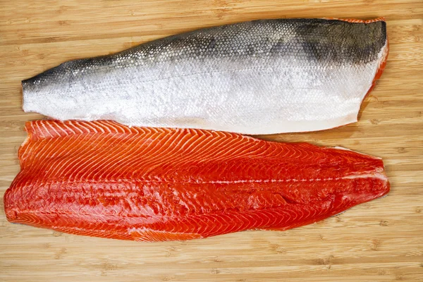 Filetes de salmón rojo fresco en Bambbo Board —  Fotos de Stock