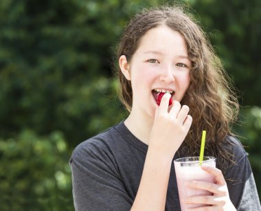 genç kız onun milkshake gelen bütün çilek yeme