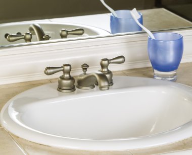 Beyaz banyo lavabo ve musluk