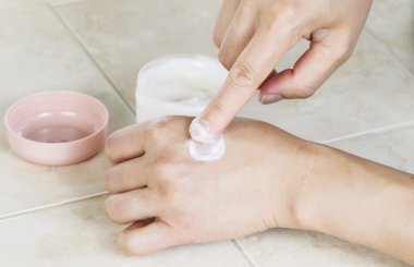 kozmetik krem üzerinde el Ovalama