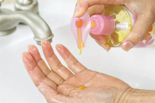 Utilisation de savon liquide pour se laver les mains — Photo