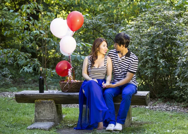 Junges erwachsenes Paar bereitet sich auf ein Picknick im Freien vor — Stockfoto