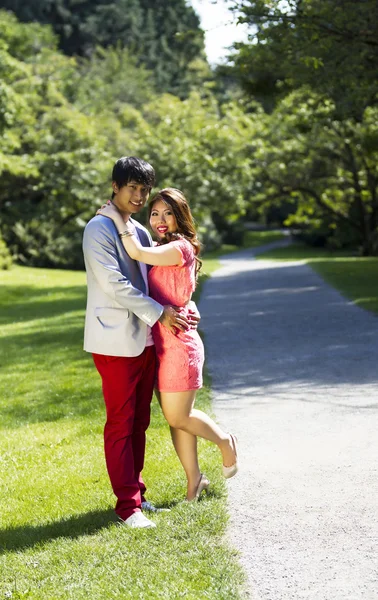 Casal adulto jovem abraçando uns aos outros durante uma caminhada ao ar livre em — Fotografia de Stock