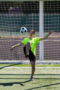 genç kız futbol topu üzerinde konsantre