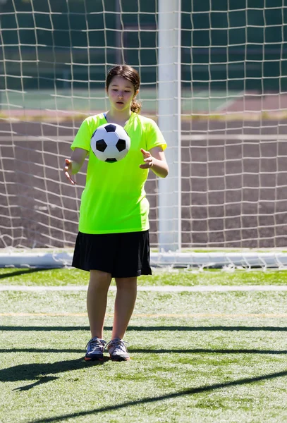 Menina chegando a chutar bola de futebol — Fotografia de Stock