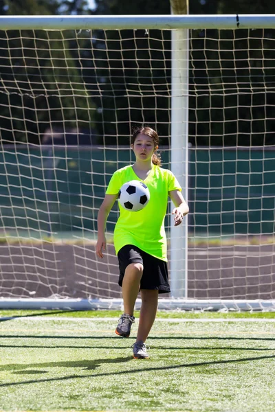 Genç kız oynarken futbol açık havada — Stok fotoğraf