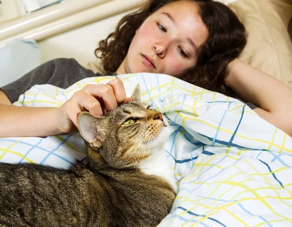 Просыпаясь вместе - Девушка и ее кот — стоковое фото