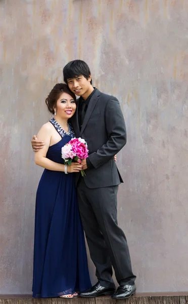 Jovem adulto casal segurando uns aos outros enquanto em um encontro — Fotografia de Stock