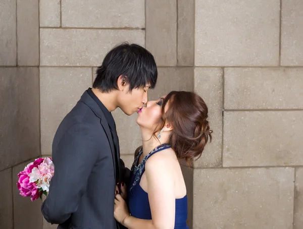 Älskare ömt kysser varandra — Stockfoto