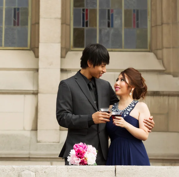 Young Adult Lovers Sharing a Drink Together — Stock Photo, Image