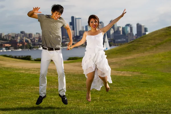 Jeune couple s'amuser à l'extérieur — Photo