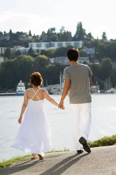 Lovers Walking on Path in Harbor — Stock Photo, Image