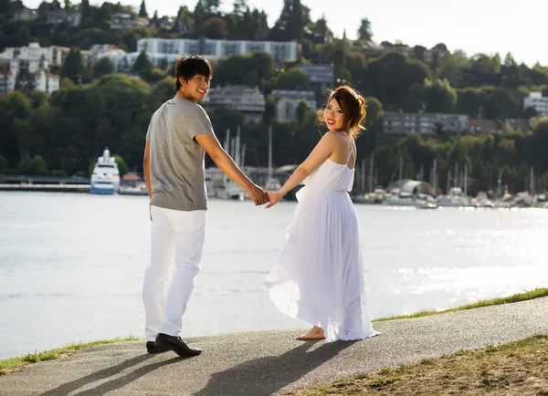 Young Lovers walking towards the Water — Stock Photo, Image