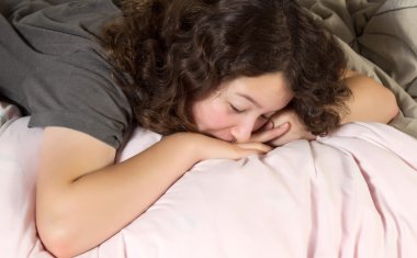 genç kız çok uyanmak için sabah yorgun.