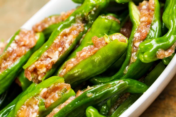 Bowl of Uncooked Fresh Stuffed Green Peppers Siap untuk Memasak — Stok Foto