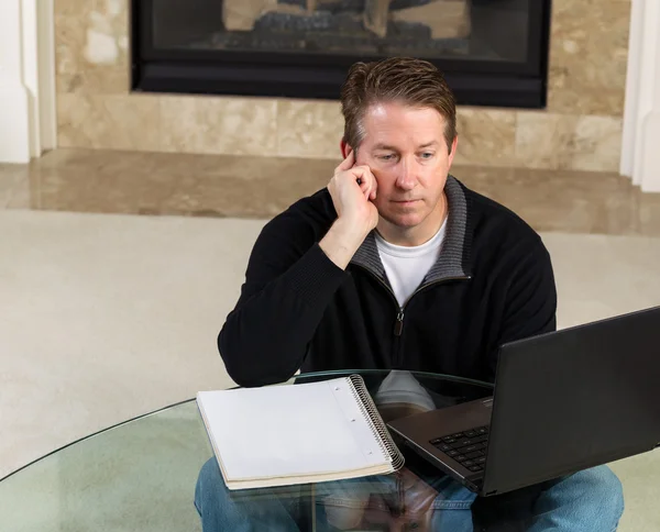 Volwassen denken over zijn werk terwijl thuis — Stockfoto