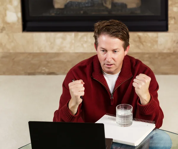 Reifer Mann zeigt positive Gefühle bei der Arbeit von zu Hause aus — Stockfoto