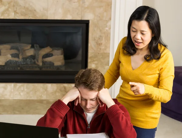 Volwassen vrouw schreeuwen tegen haar partner tijdens het werken vanuit huis — Stockfoto