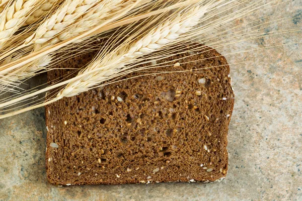 Single of Sweet Dark Whole Grain Bread with Dried Wheat Stalks — Stock Photo, Image