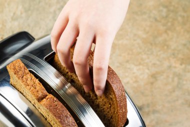 Tost yapmak hazırlanıyor