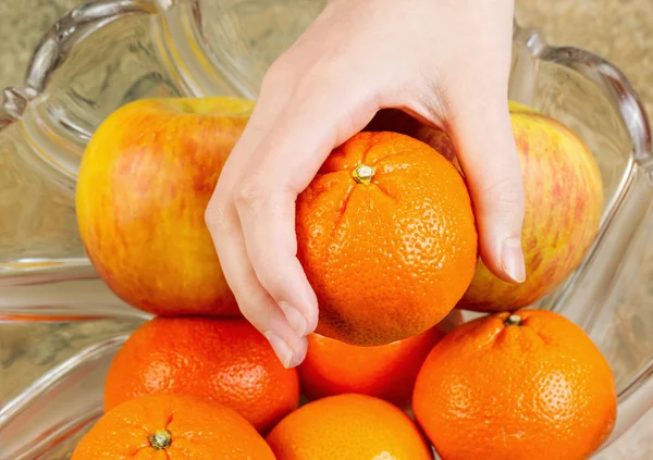 Selecting Fresh Ripe Orange for a healthy Snack — Stock Photo, Image