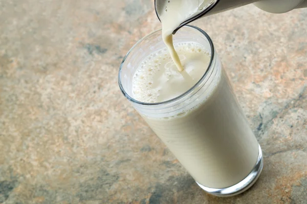 Lait d'amande étant versé dans le verre — Photo