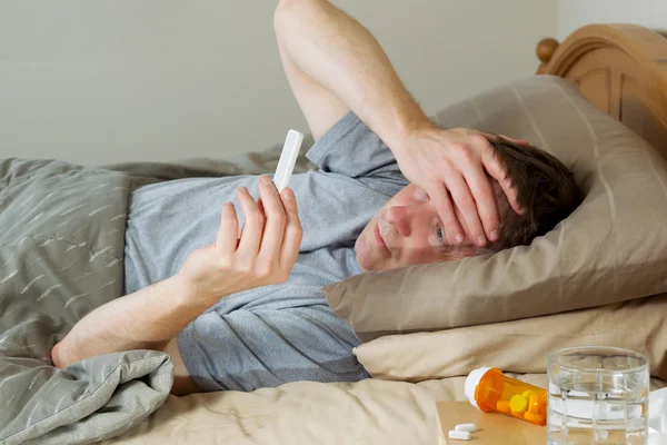 Homem doente lendo sua temperatura — Fotografia de Stock