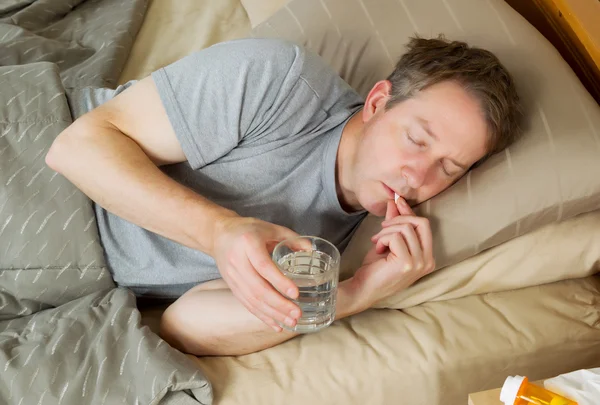 Hombre tomando la píldora para el frío —  Fotos de Stock