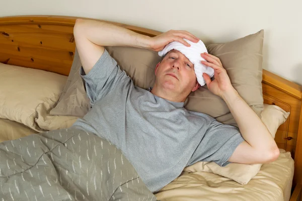 Hombre enfermo que trata la fiebre —  Fotos de Stock