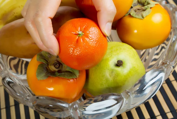 Selecteren van gezond fruit — Stockfoto