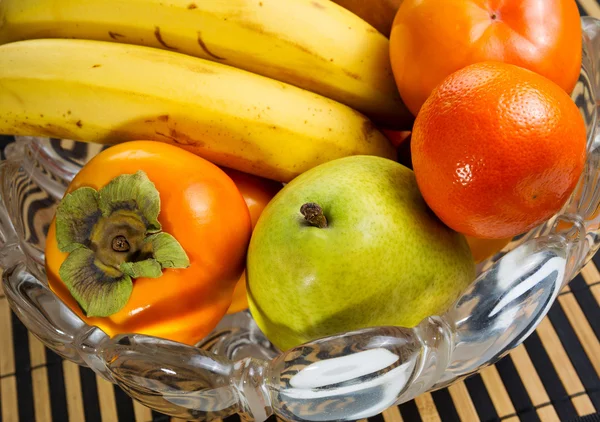 Variedade de frutas frescas em tigela de vidro grande — Fotografia de Stock