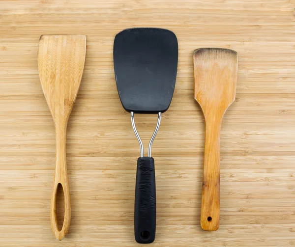 Spatules de cuisine quotidiennes sur bambou — Photo