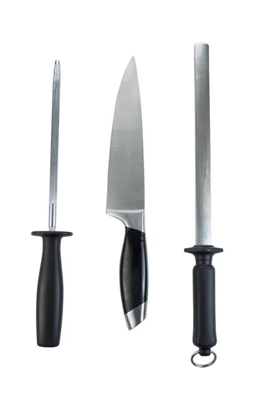 Большие кухонный нож и точилки на белом фоне — стоковое фото