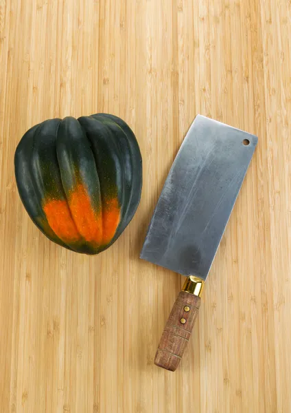 Herbst-Eichelkürbis mit Fleischermesser auf Schneidebrett — Stockfoto