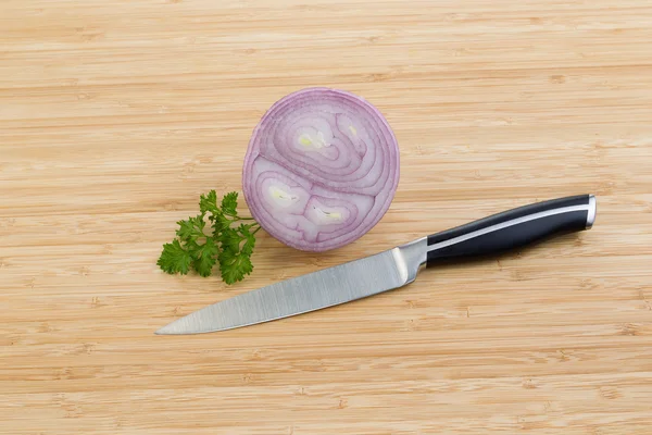 Freshly Sliced Onion and Knife on Bamboo Board — Stock Photo, Image